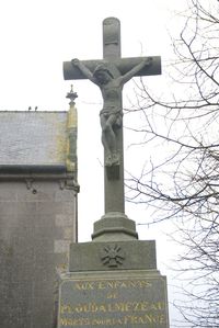 Click to enlarge image DSC_croix_du_monument_aux_morts_de_ploudalmezeau_2.jpg