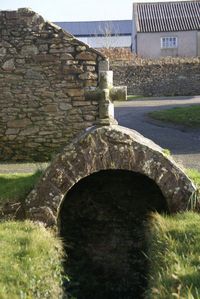 Click to enlarge image croix_fontaine_cimetiere_lampaul_ploudal_1.pg