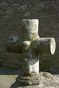 Click to enlarge image croix_fontaine_cimetiere_lampaul_ploudal_10.pg