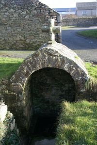 Click to enlarge image croix_fontaine_cimetiere_lampaul_ploudal_2.pg