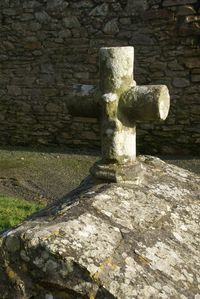 Click to enlarge image croix_fontaine_cimetiere_lampaul_ploudal_3.pg