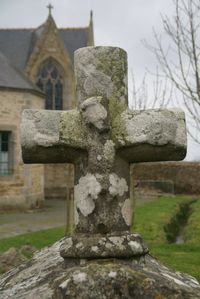 Click to enlarge image croix_fontaine_cimetiere_lampaul_ploudal_4.pg