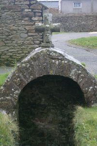 Click to enlarge image croix_fontaine_cimetiere_lampaul_ploudal_6.pg