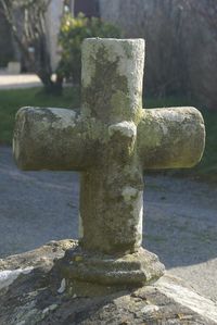 Click to enlarge image croix_fontaine_cimetiere_lampaul_ploudal_9.pg
