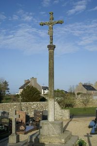 Click to enlarge image croix_cimetiere_lampaul_ploudal_2.pg
